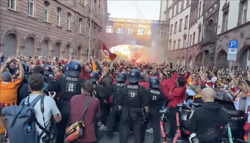 Tifozët e Galatasarayit tregojnë solidaritet me Palestinën para ndeshjes së UEFA-s në Frankfurt