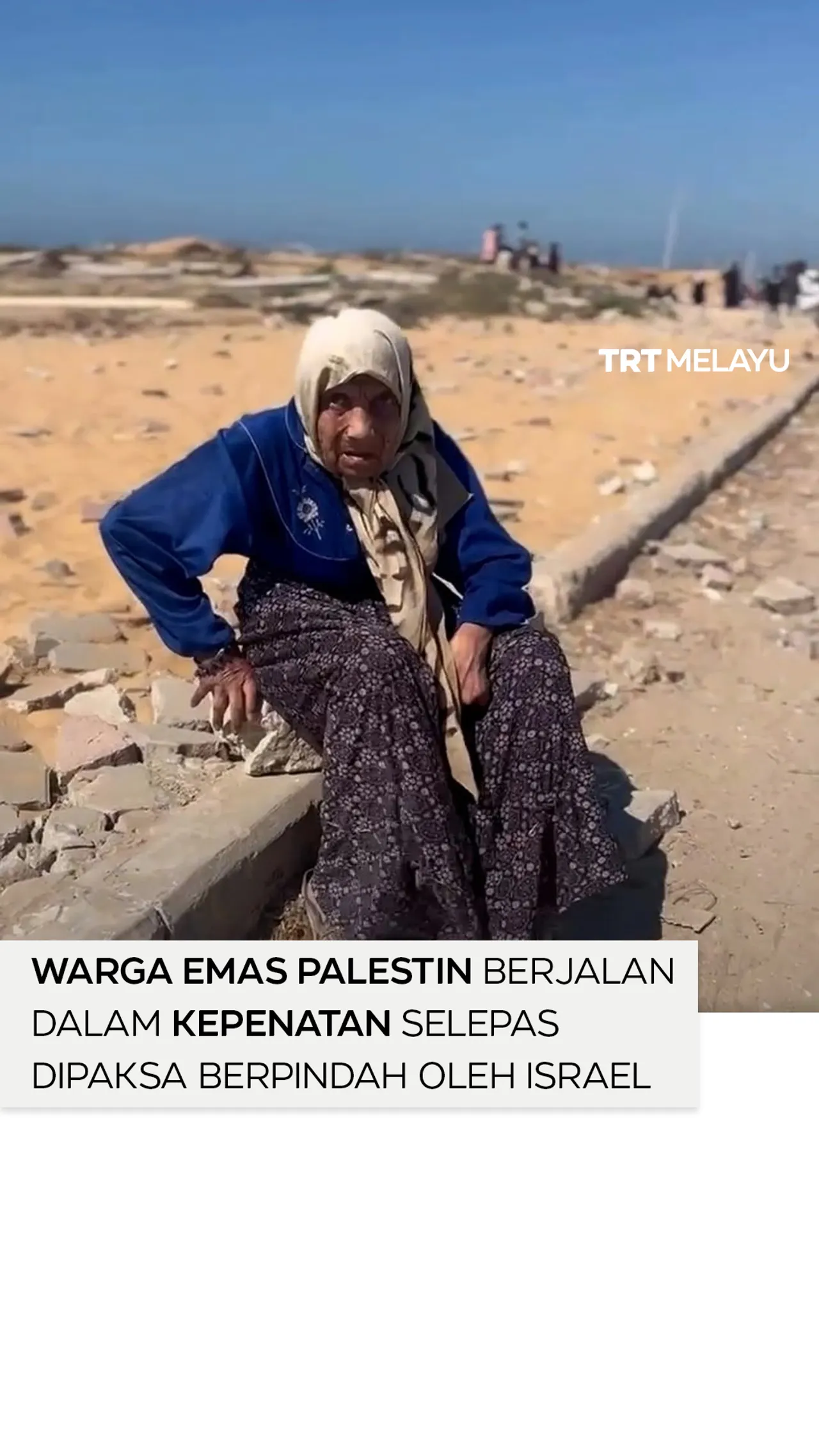 Warga emas Palestin berjalan dalam kepenatan selepas dipaksa berpindah oleh Israel
