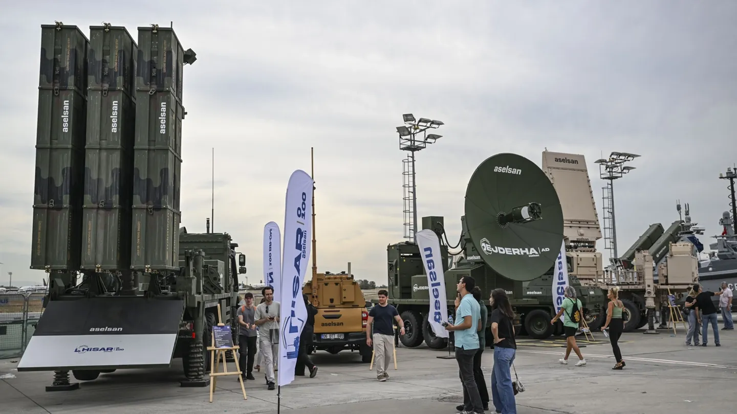 Visitantes do Teknofest experimentam o sistema de defesa aérea da Cúpula de Aço da Türkiye