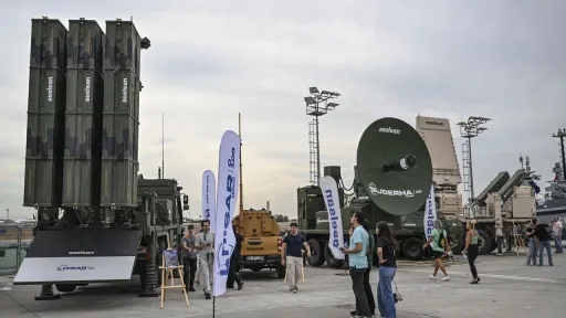 Visitantes do Teknofest experimentam o sistema de defesa aérea da Cúpula de Aço da Türkiye