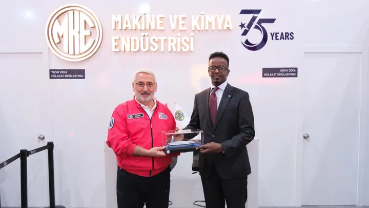 Wasiir kuxigeenka gaashaandhigga DFS oo booqday shirkad hormuud u ah warshadaha difaaca Turkiga