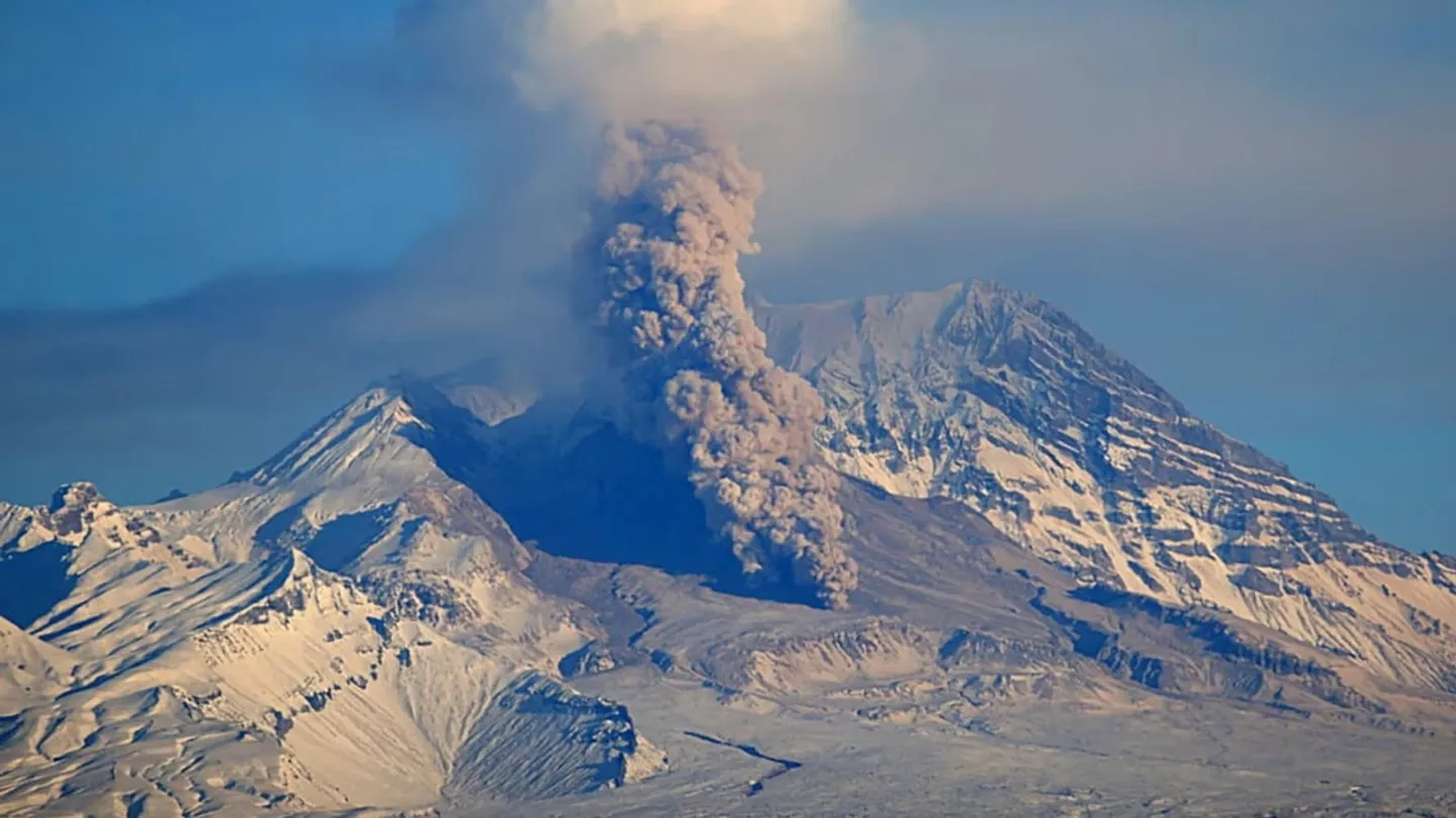 Шивелуч поднял пепловый шлейф