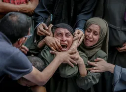 عشرات الشهداء والجرحى بغزة وسط تسجيل أكبر عدد من ضحايا التجويع في يوم واحد