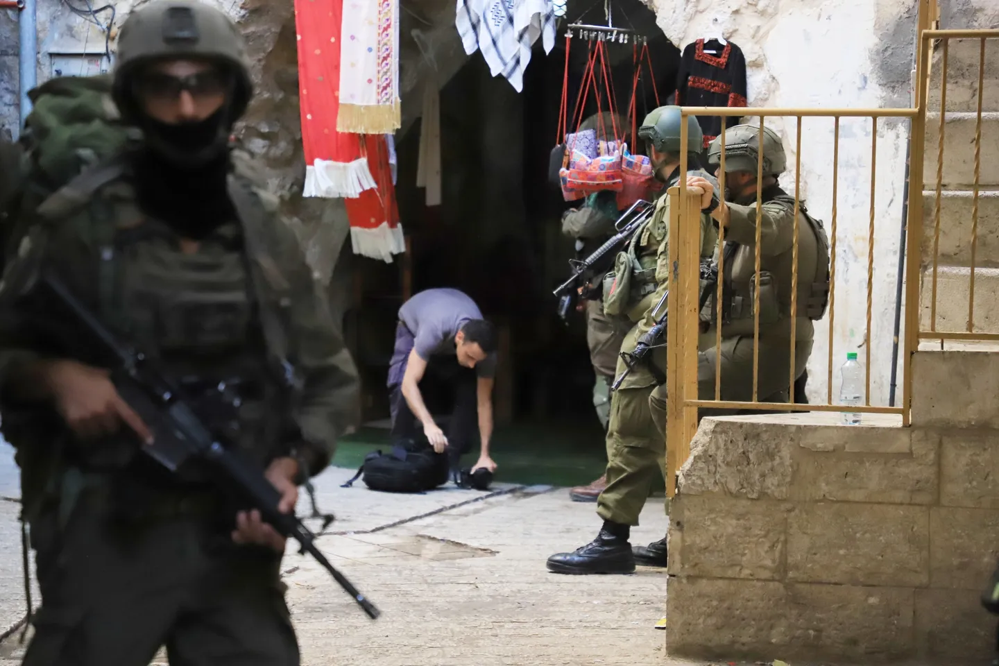 Israel carries out massive arrest spree in occupied West Bank; Hebron mayor detained