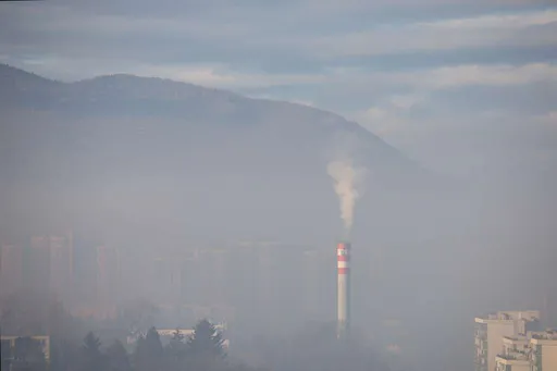 Zagađenje zraka u Sarajevu-Rast broja vozila i individualnih ložišta smanjuje efekte poduzetih mjera