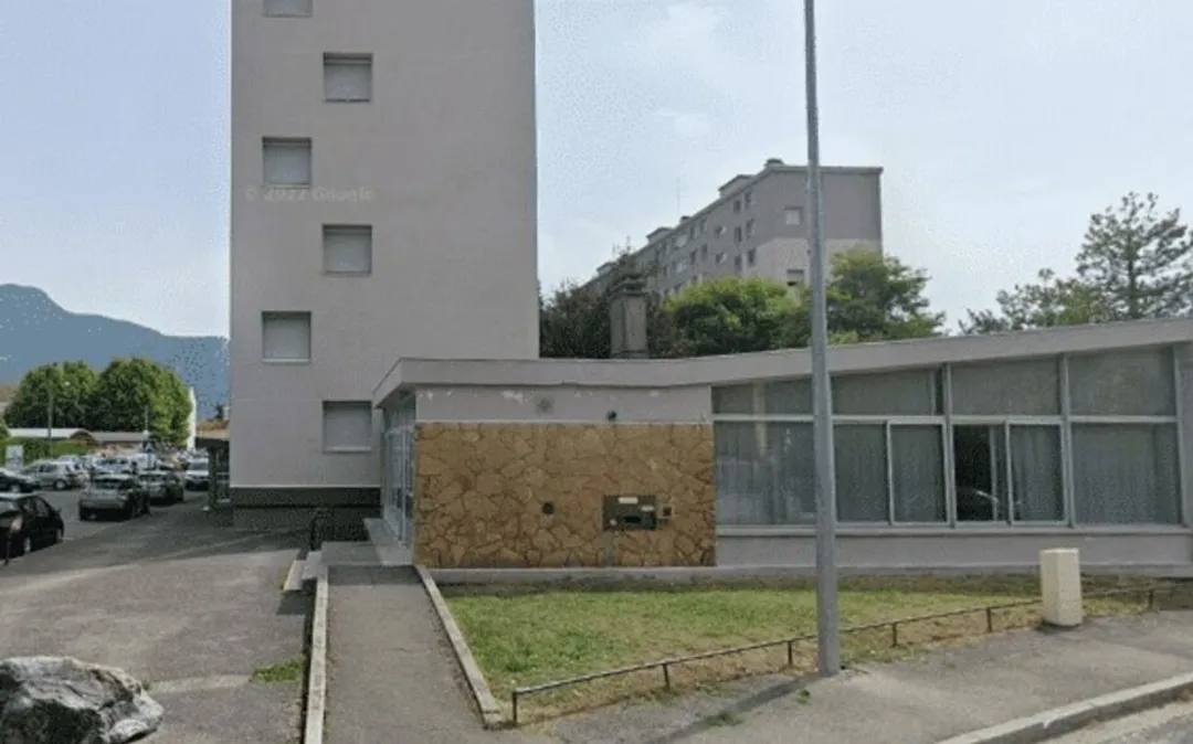 France: tags islamophobes et restes de porc devant une salle de prière musulmane à Fontaine