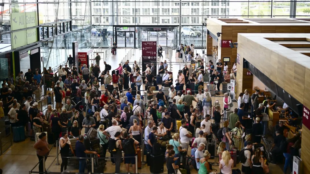 De grands aéroports européens s’efforcent de rétablir les enregistrements perturbés par une cyberatt