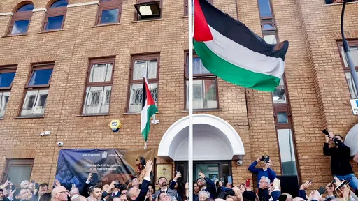 Londres: le drapeau palestinien hissé après la reconnaissance officielle de l’État de Palestine