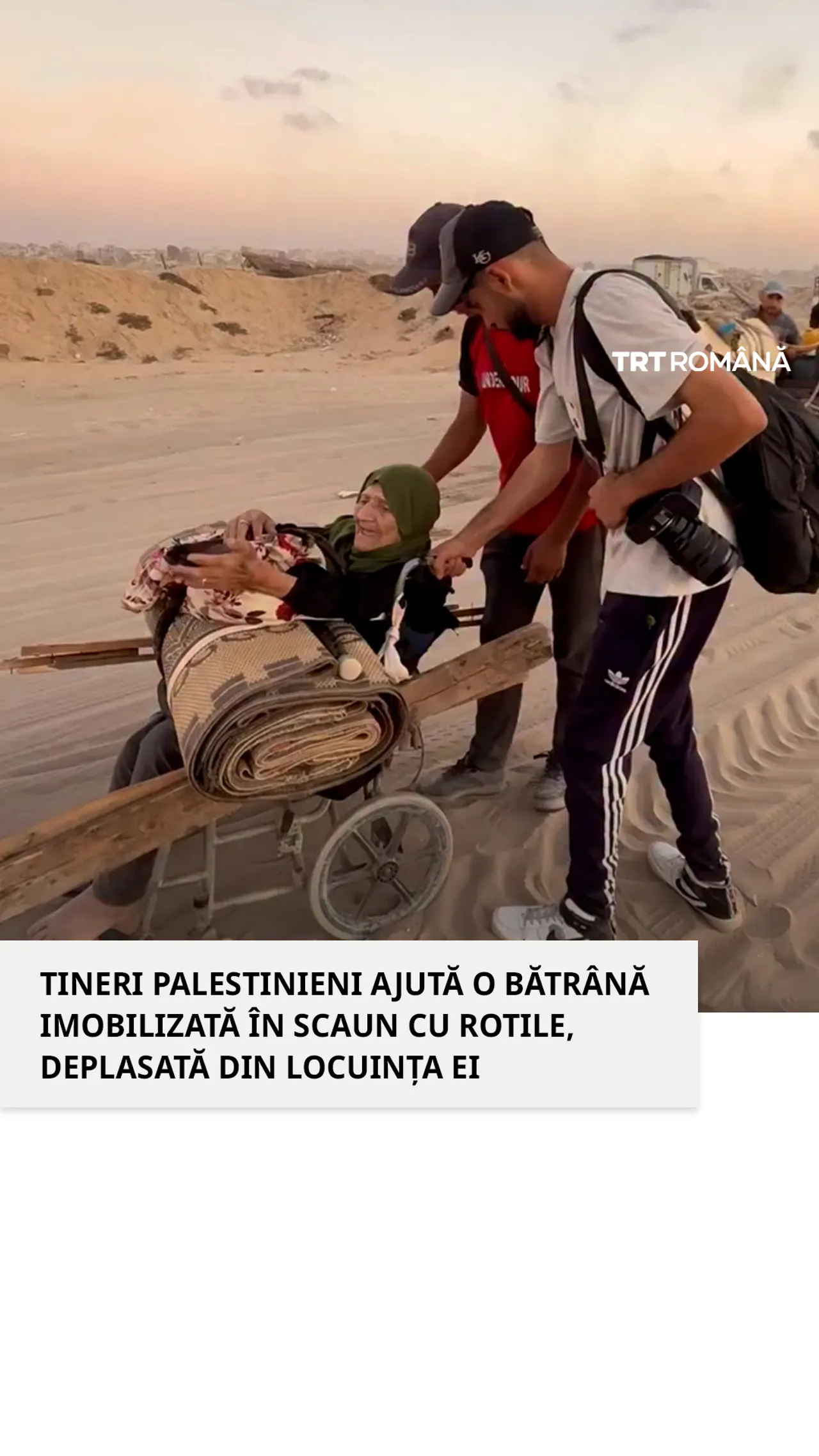 Tineri palestinieni ajută bătrâna strămutată în scaun cu rotile