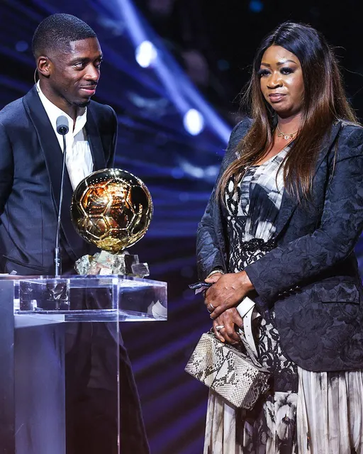 Dembele fiton Topin e Artë dhe nderon nënën: Edhe kur bota më braktisi, nëna ime qëndroi pranë meje