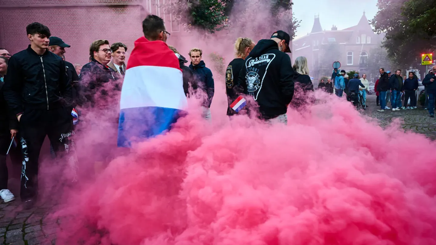 Rookbommen, vuurwerk en eieren bij azc-bijeenkomst
