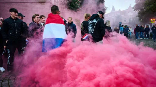 Rookbommen, vuurwerk en eieren bij azc-bijeenkomst