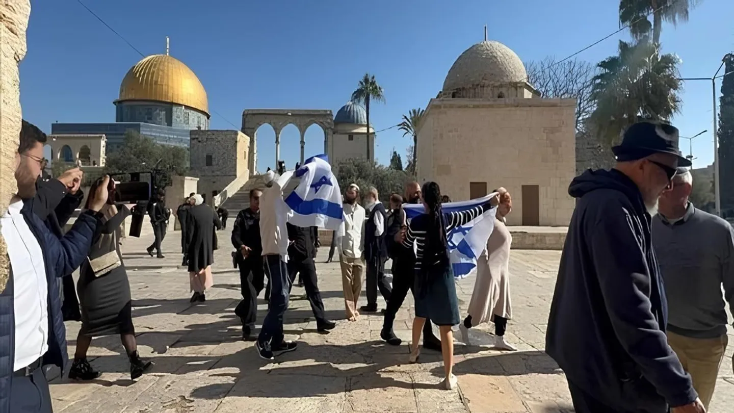 مئات المستوطنين يقتحمون المسجد الأقصى وجيش الاحتلال يواصل هجماته على مناطق بالضفة