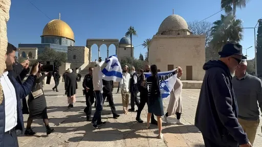 مئات المستوطنين يقتحمون المسجد الأقصى وجيش الاحتلال يواصل هجماته على مناطق بالضفة