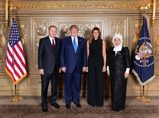 أمينة أردوغان ترافق الرئيس التركي في مأدبة رسمية مع ترمب وزوجته ميلانيا