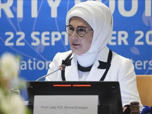 Primeira-dama da Türkiye: "A Türkiye acredita que o caminho para a paz e justiça passa pela família"