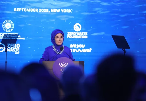 بمشاركة دولية واسعة.. أمينة أردوغان تفتتح معرضاً في نيويورك لاستعراض أزمتَي النفايات المياه