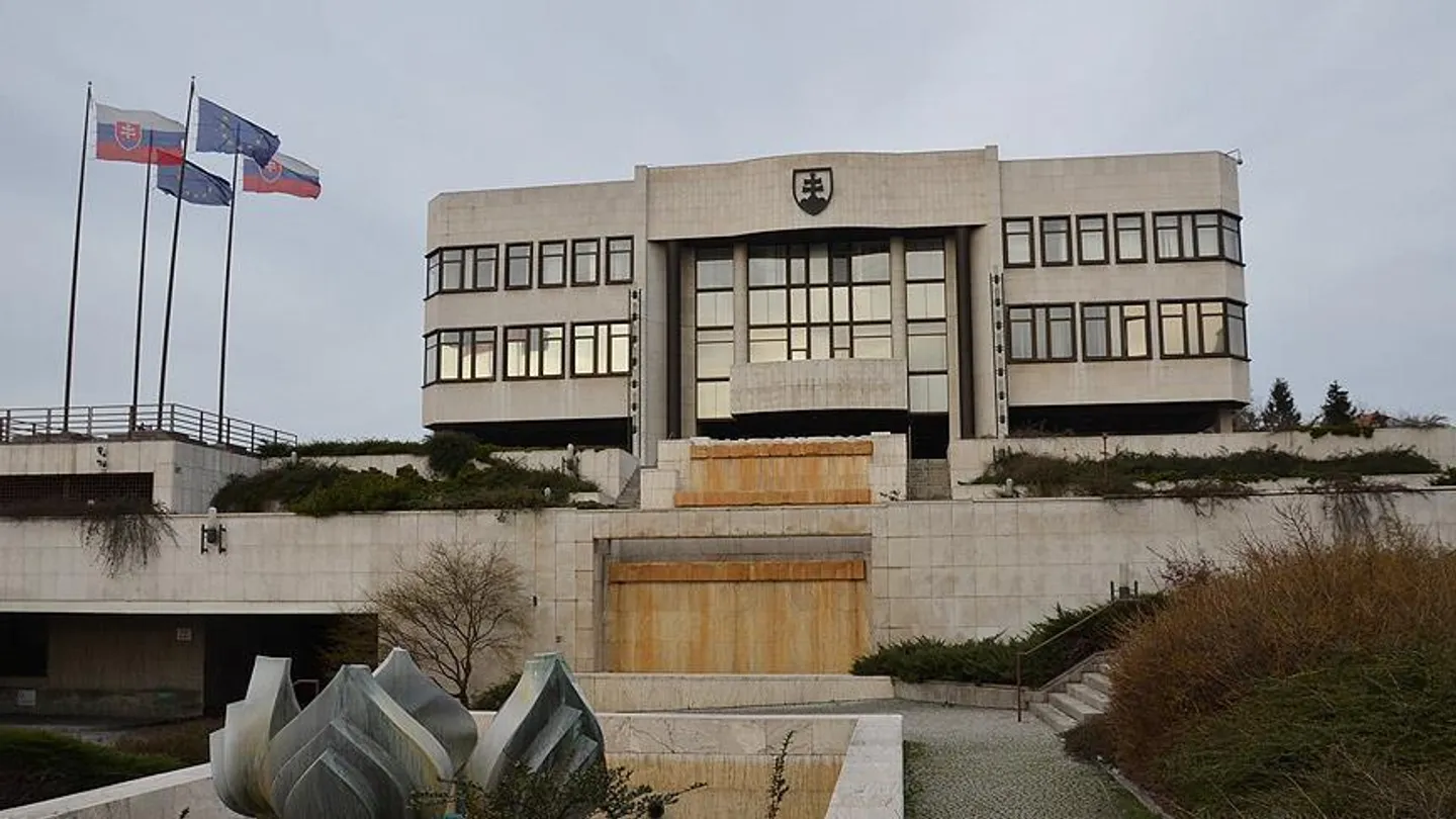 Parlamenti sllovak miraton ndryshim kushtetues që i jep përparësi ligjit kombëtar ndaj atij të BE-së