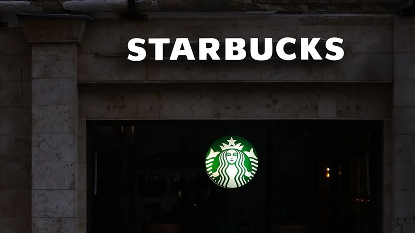 Starbucks do të pushojë nga puna qindra punonjës dhe do të mbyllë dhjetëra filiale
