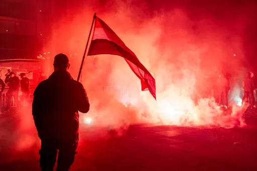 Agent gewond bij aanhoudende protesten tegen noodopvang Loosdrecht