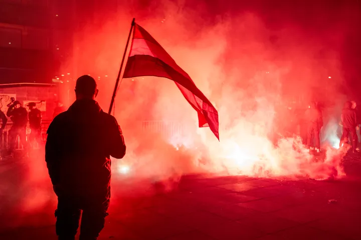 Agent gewond bij aanhoudende protesten tegen noodopvang Loosdrecht