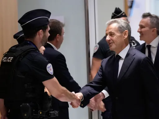 Sarkozy condenado a cinco anos de prisão por conspiração para obter financiamento da Líbia