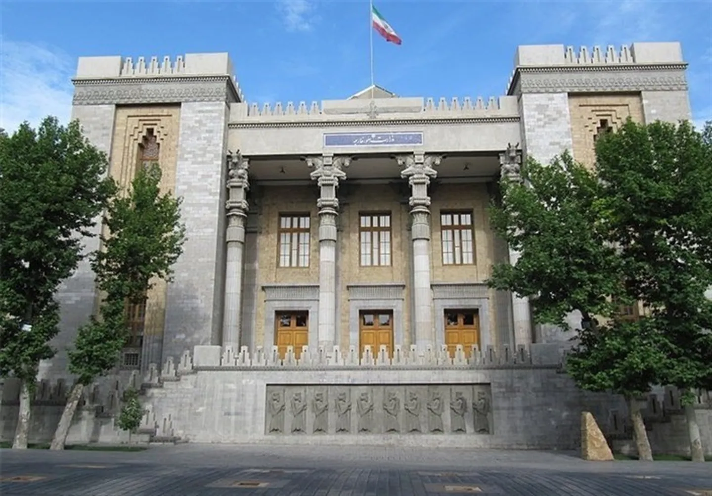 إيران تستدعي سفراءها لدى لندن وباريس وبرلين للتشاور حول إعادة فرض العقوبات