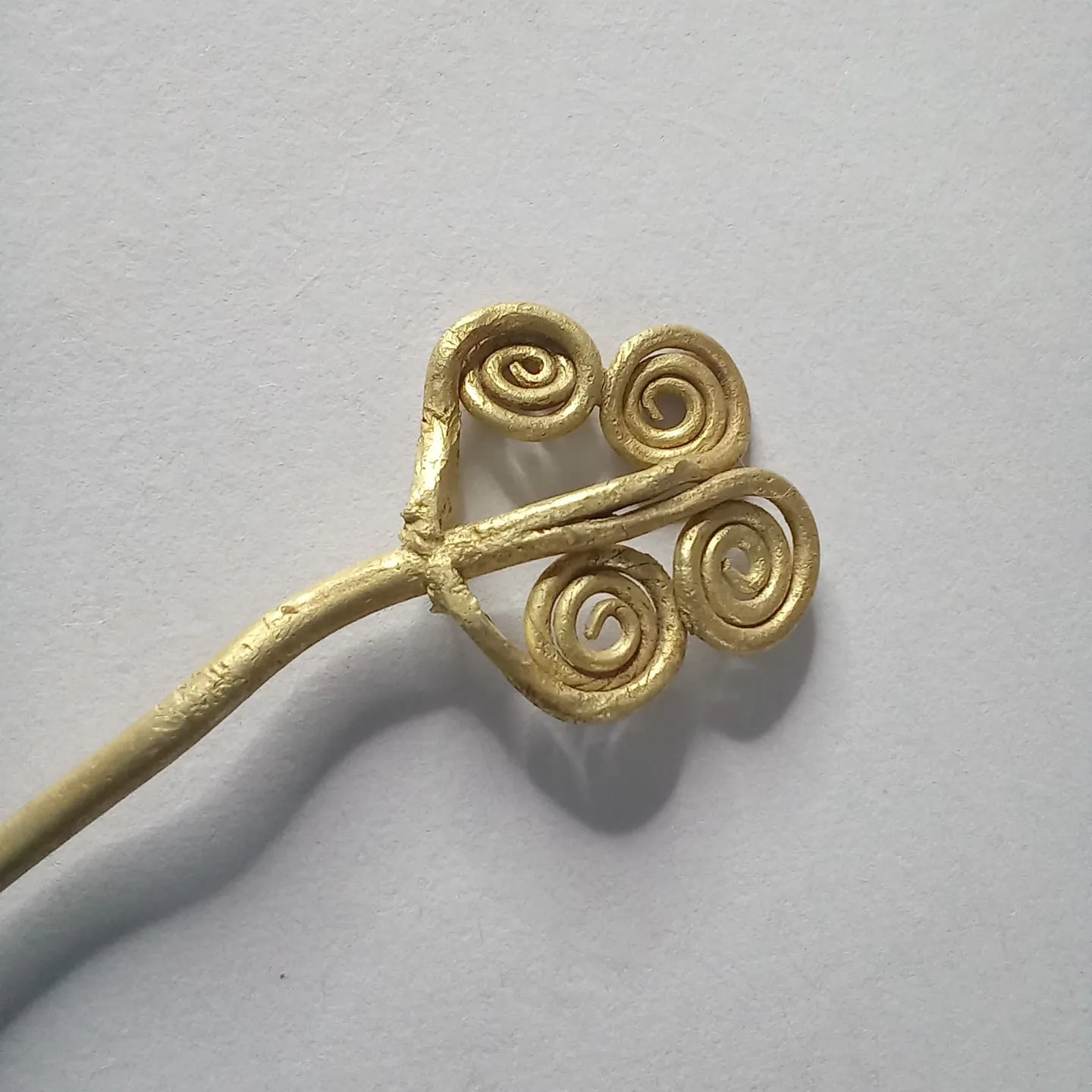 土耳其特洛伊古城出土4500年前的金胸针