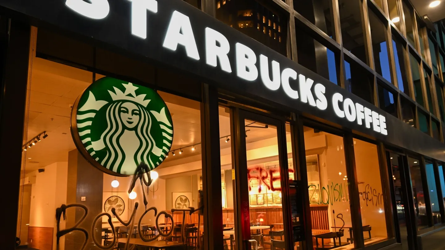 Cadeia de cafés norte-americana Starbucks vai despedir centenas de funcionários