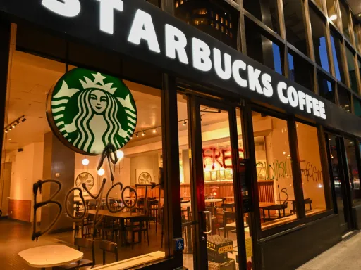 Cadeia de cafés norte-americana Starbucks vai despedir centenas de funcionários