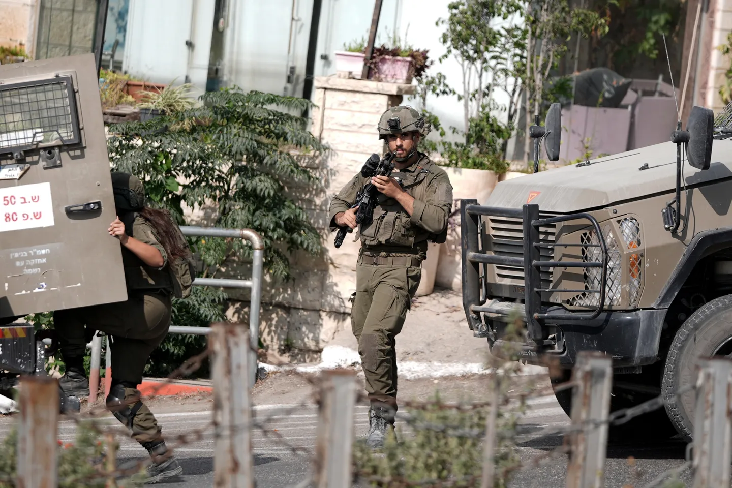 الاحتلال يصيب فلسطينيين في الضفة.. ومستوطنون يهاجمون قرى ويعتدون عن مواطنين