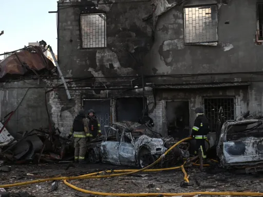 Kiev: Rússia bombardeia Ucrânia com "centenas" de drones e mísseis