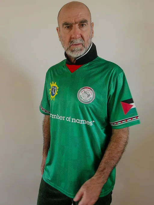 Eric Cantona u dresu tima iz palestinskog izbjegličkog kampa na okupiranoj Zapadnoj obali
