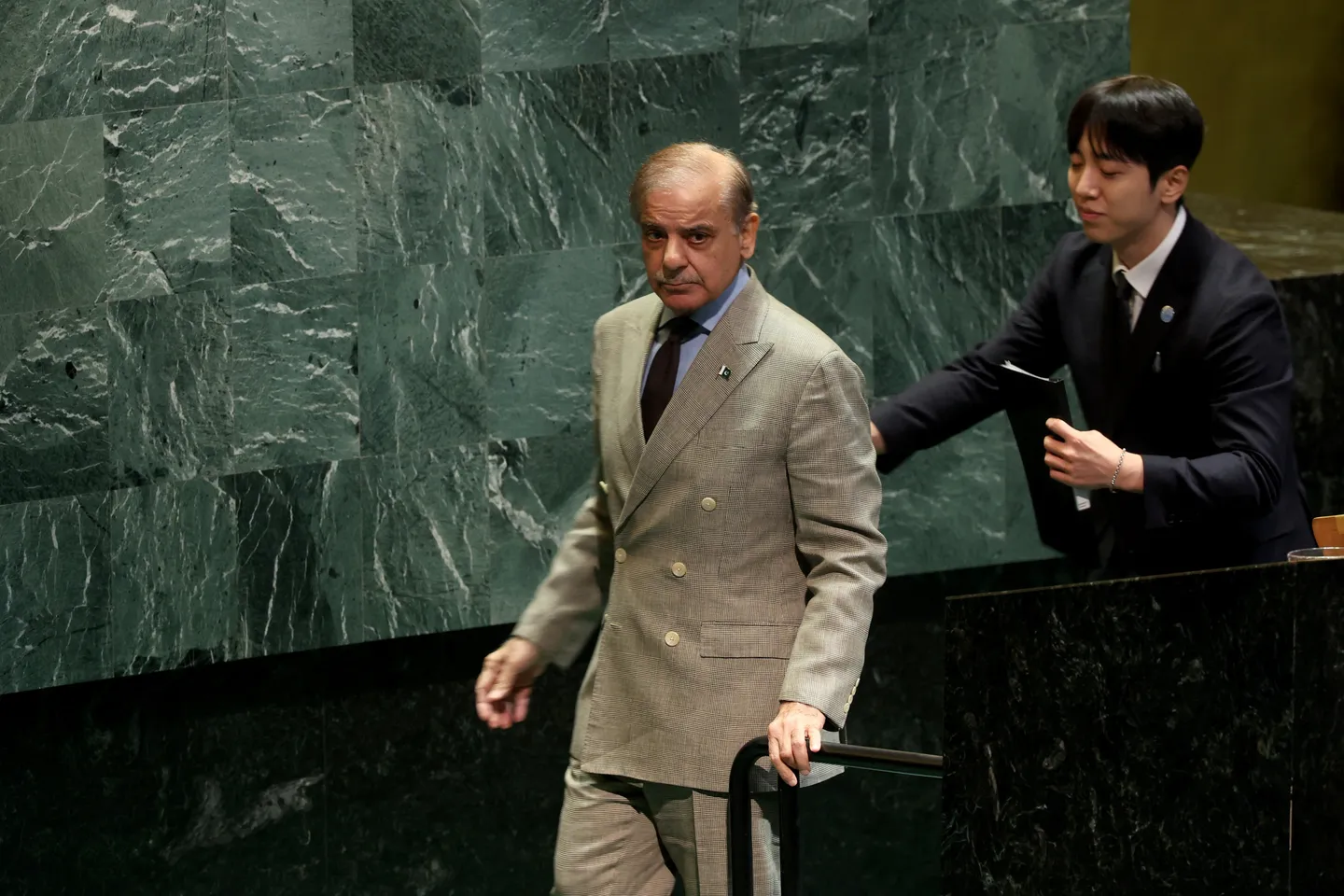 पाकिस्तानी प्रधानमंत्री ने दक्षिण एशिया में शांति की मांग की, जल पर अधिकारोकी रक्षा का संकल्प लिया