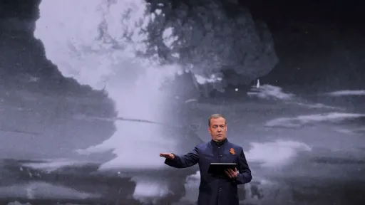 Guerra com a Rússia pode escalar para um conflito nuclear, alerta Medvedev à Europa