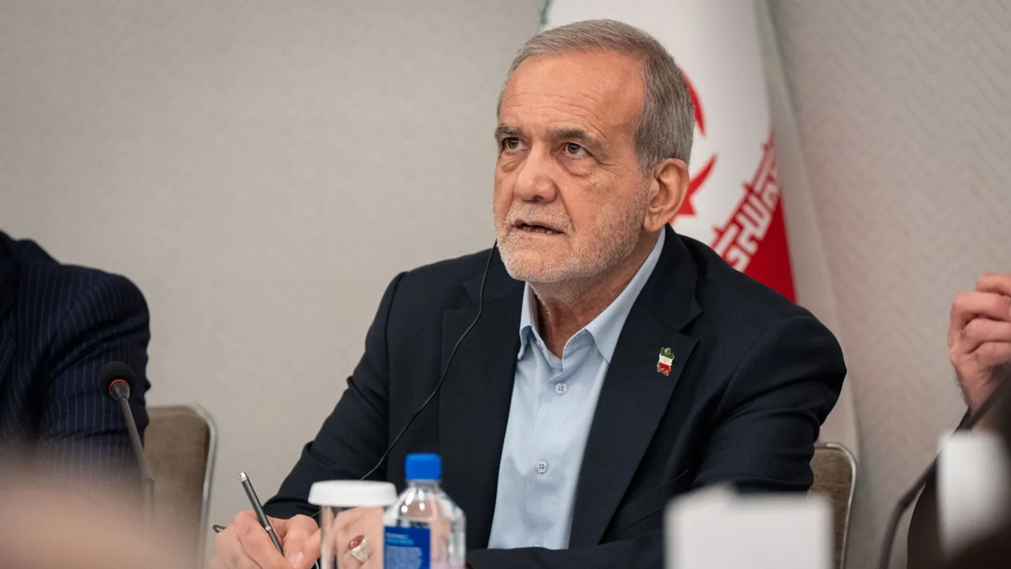 Pezeshkian acusa os EUA de impedirem o Irão de se conseguir sustentar e manter-se de pé
