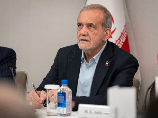 Pezeshkian acusa os EUA de impedirem o Irão de se conseguir sustentar e manter-se de pé