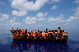 نيجيريا.. مقتل 60 شخصاً في غرق قارب كان يُقل أكثر من 100 واستمرار البحث عن مفقودين
