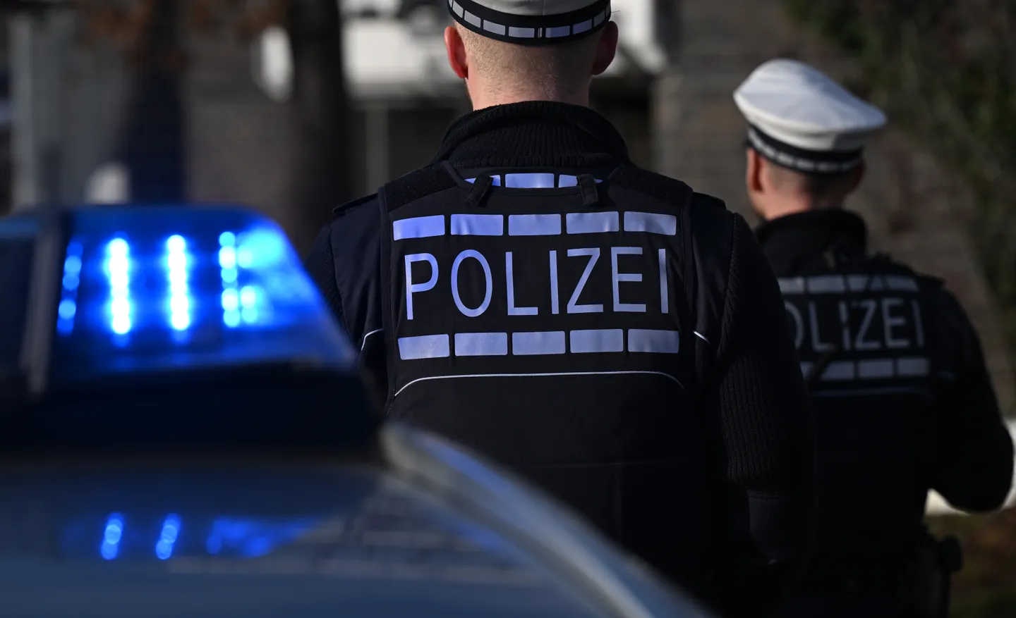 Verdacht auf rassistische Chats: Razzien bei Polizisten in Niedersachsen
