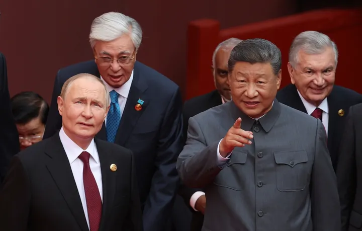 Microphone pick as Putin and Xi dey discuss long life