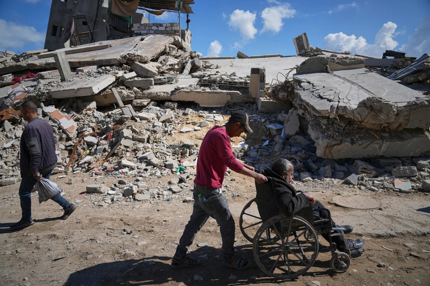 أكثر من 82 ألف حالة نزوح خلال أسبوعين والقسّام تكشف عن "عملية عصا موسى" للتصدي للاحتلال بغزة