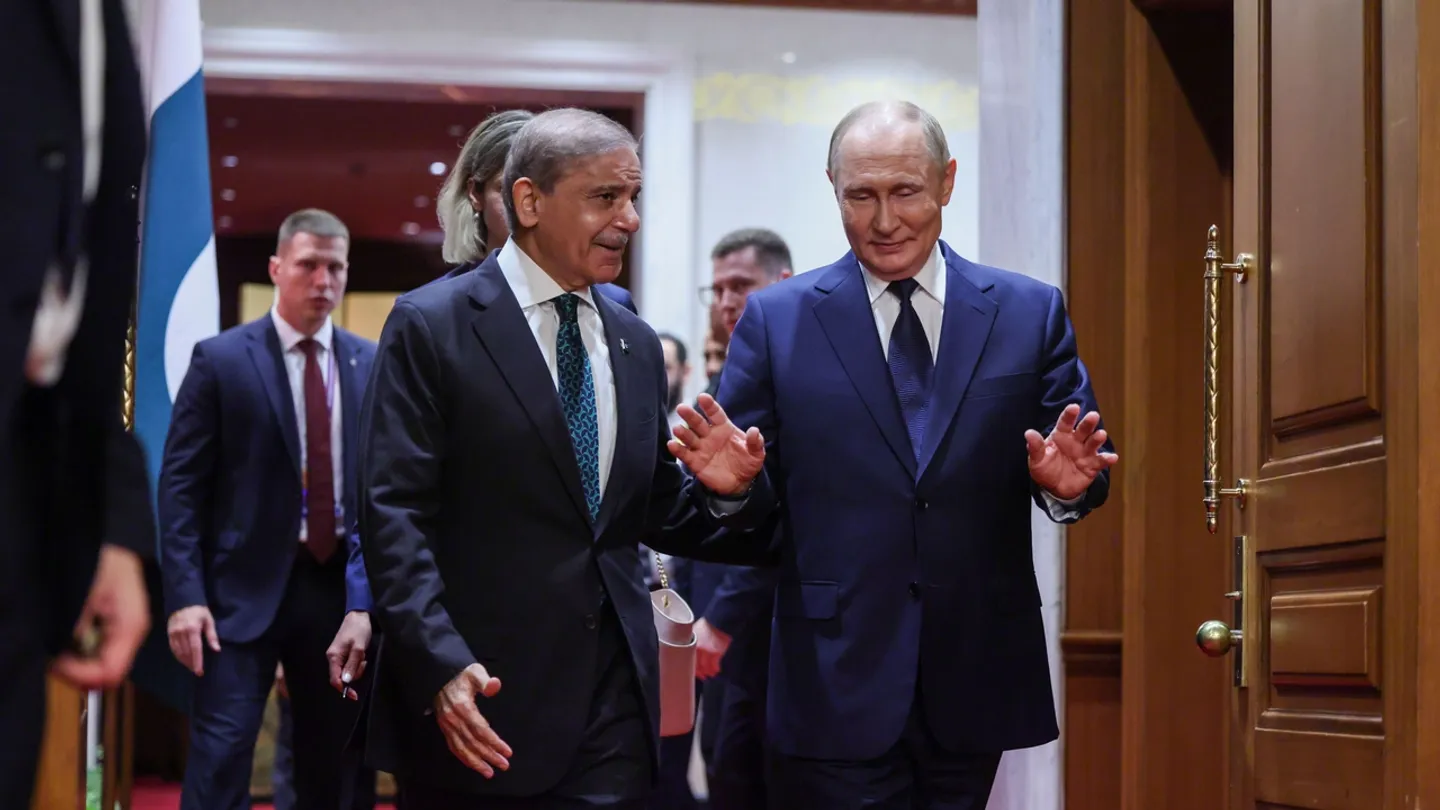 Na China, Shehbaz e Putin expressam desejo de aprofundar relações bilaterais Paquistão-Rússia