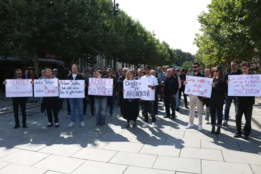 U Prištini održan protest za puštanje bivšeg policajca uhapšenog u Srbiji