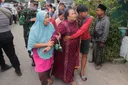 Keluarga berduka dan menunggu saat tim penyelamat menggali reruntuhan pondok pesantren di Sidoarjo