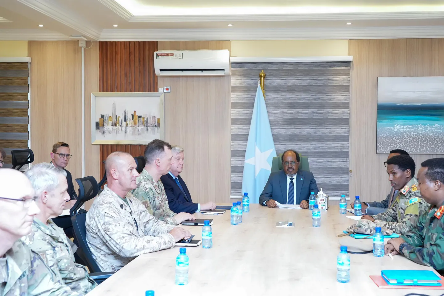 Madaxweyne Xasan Sheekh oo La Kulmay Taliyaha Cusub ee AFRICOM