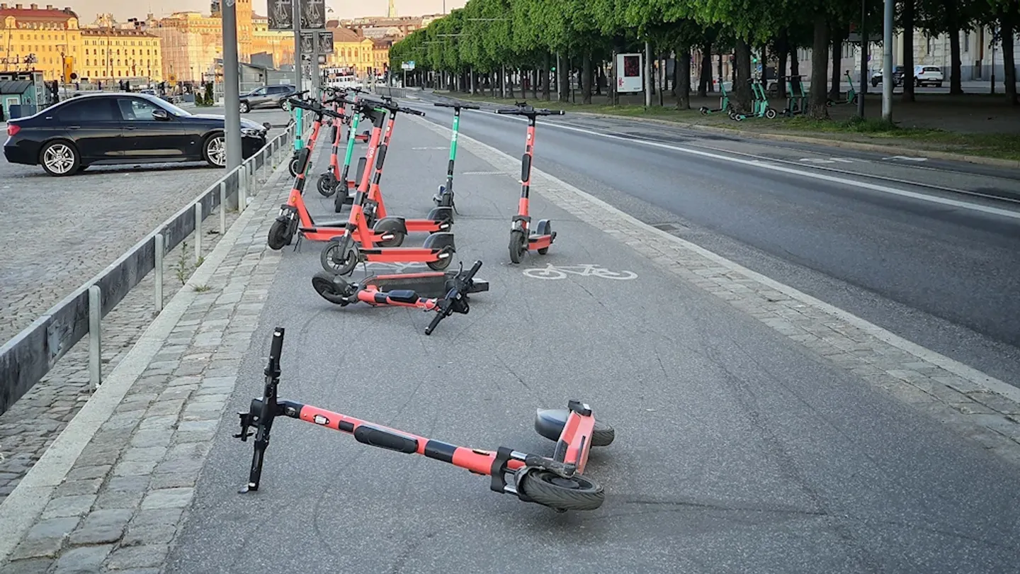 6 000 felparkerade elsparkcyklar flyttades – kostnad: 2,4 miljoner kronor för Stockholm i augusti