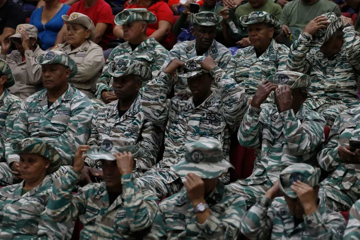 Maduro masses 25,000 troops on Venezuelan borders as US warships close in