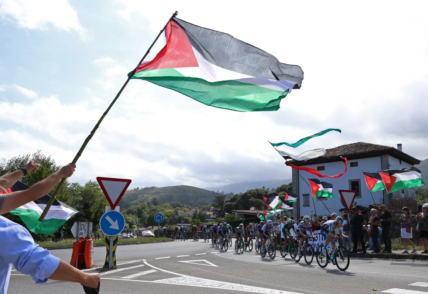 Demonstraties tijdens wielerwedstrijd wakkeren discussie aan over aanwezigheid Israëlische teams