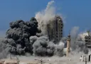 "أبواب الجحيم تُفتح على غزة".. جيش الاحتلال يقصف برجاً سكنياً يؤوي مئات النازحين ويبدأ هدم مبانٍ