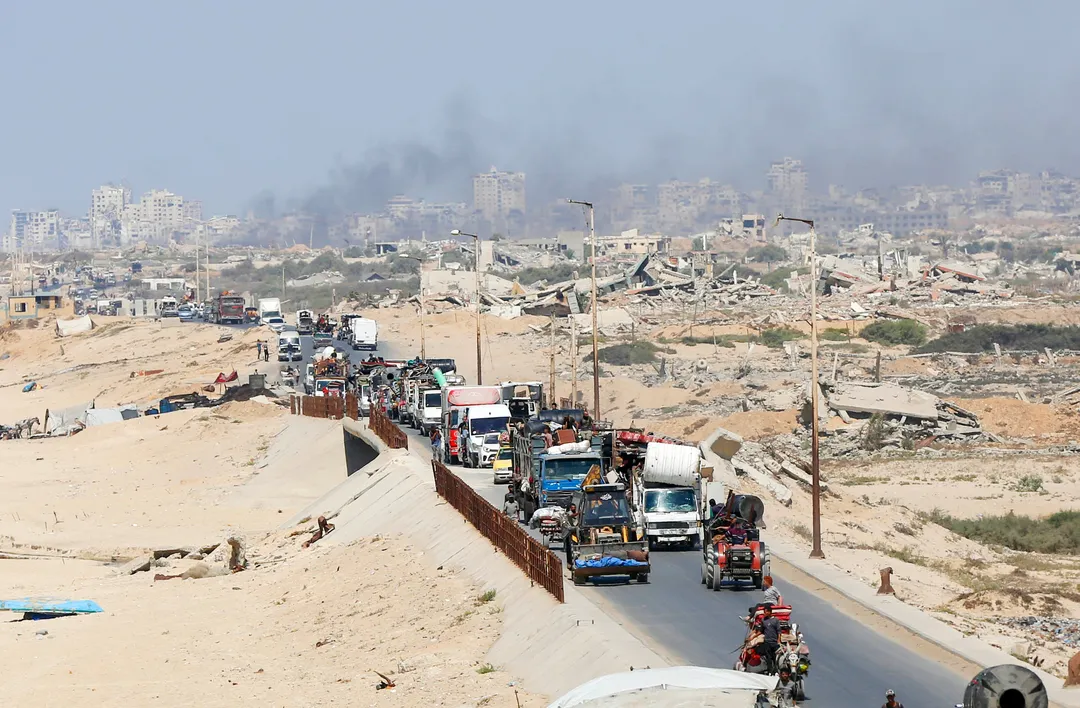 El dolor de huir, otra vez: las calles de Gaza se llenan de familias que escapan de bombas de Israel